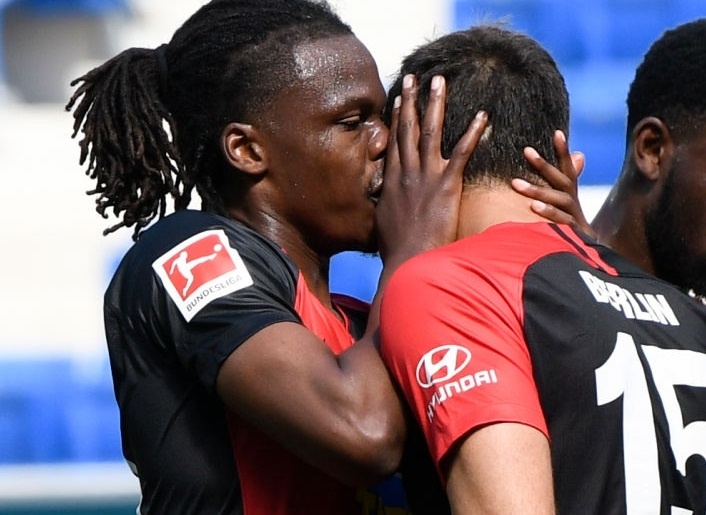 Cau thu o Bundesliga gay tranh cai vi hon dong doi hinh anh