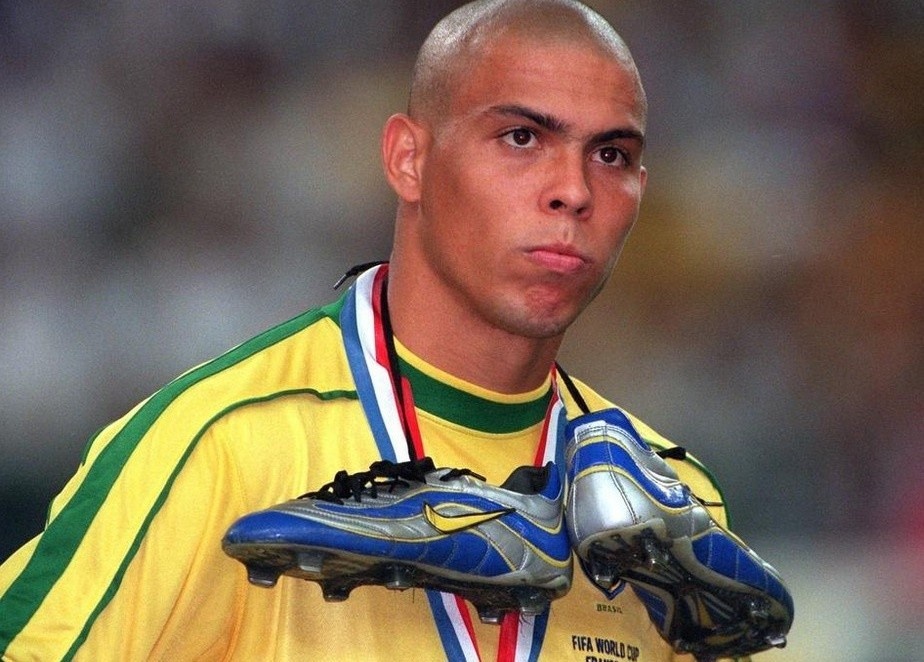 Roberto Carlos ly giai Ronaldo ‘beo’ tren tam Messi va CR7 hinh anh