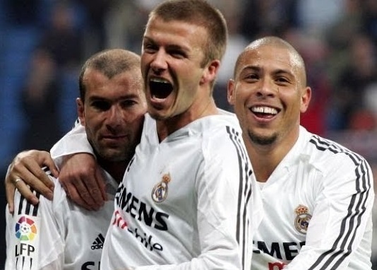 Beckham co vi tri trong doi hinh toan sao cua Roberto Carlos hinh anh