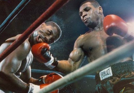 Mike Tyson khien doi thu tu xin thua sau 2 hiep hinh anh