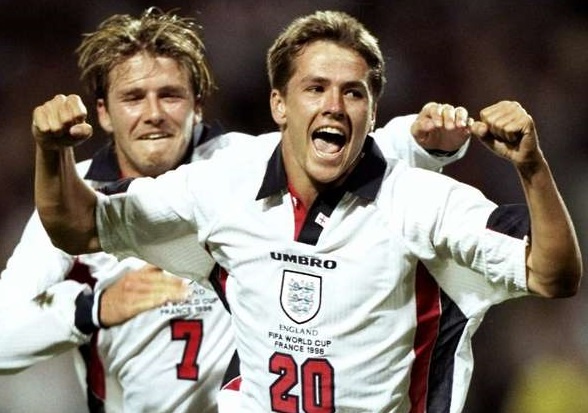 Cu xoay 360 do va ghi ban trong tu the la cua Owen hinh anh