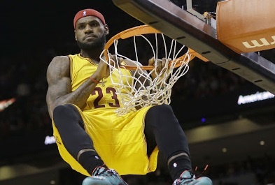 LeBron James nhay qua dau doi thu de up ro hinh anh