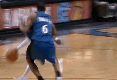 Pha xu ly khien doi thu 2 lan truot nga cua cuu sao NBA hinh anh