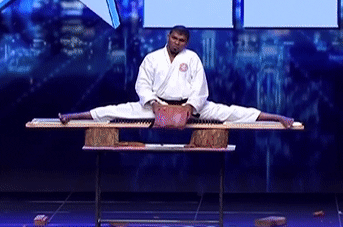 Cai ket trai nguoc cua 2 vo si bieu dien 'thiet dau cong' hinh anh