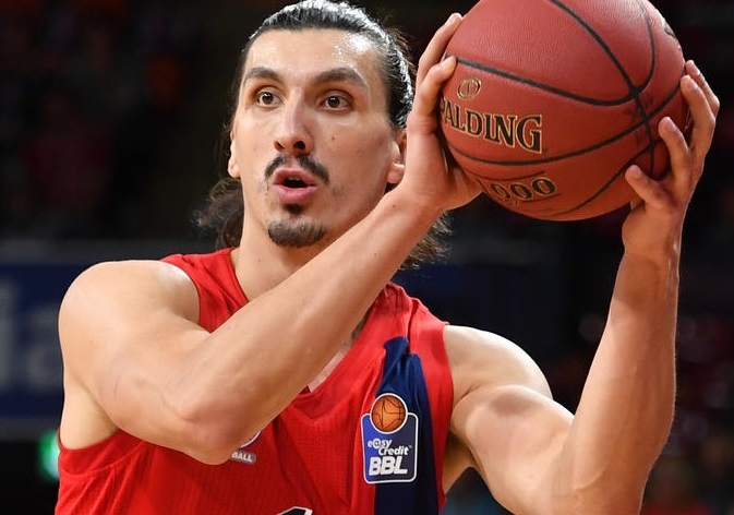 Cau thu bong ro giong Ibrahimovic gay hieu nham tren duong hinh anh