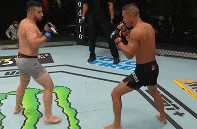 Vo si MMA tung cu moc chop nhoang khien doi thu guc nga hinh anh