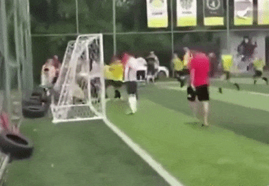 Cau thu 2 doi lao vao danh nhau o san bong phui Trung Quoc hinh anh