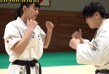 Nguoi dep karate cho doi phuong dam vao bung khi tap luyen hinh anh