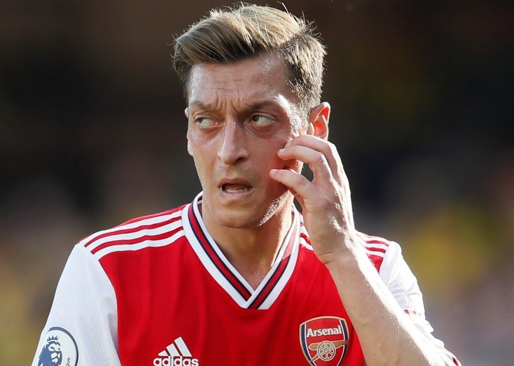 Oezil bi loai khoi doi hinh Arsenal vi chien thuat hinh anh