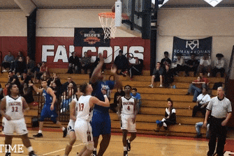 Doi thu bat luc truoc tai nang bong ro 16 tuoi, nang 122 kg hinh anh