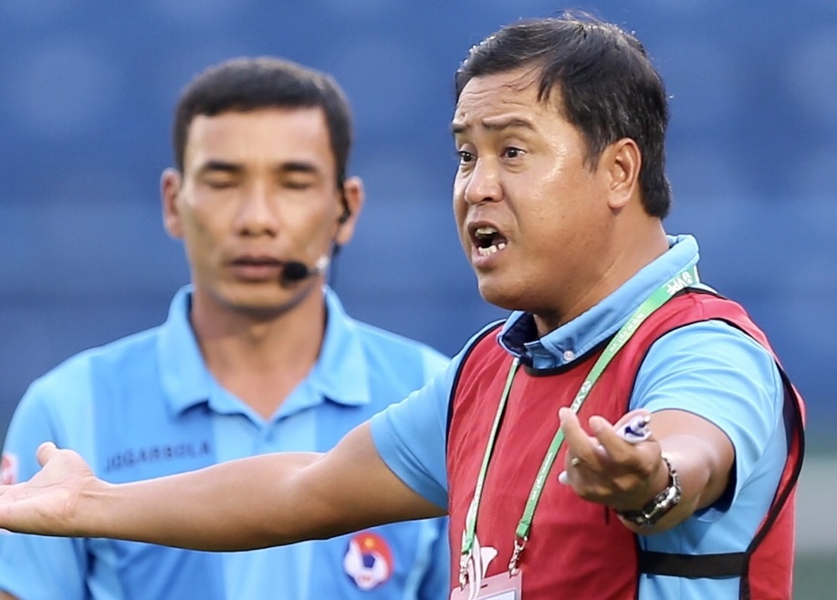 HLV doi Binh Duong: 'Trong tai deo tai nghe de lam gi?' hinh anh