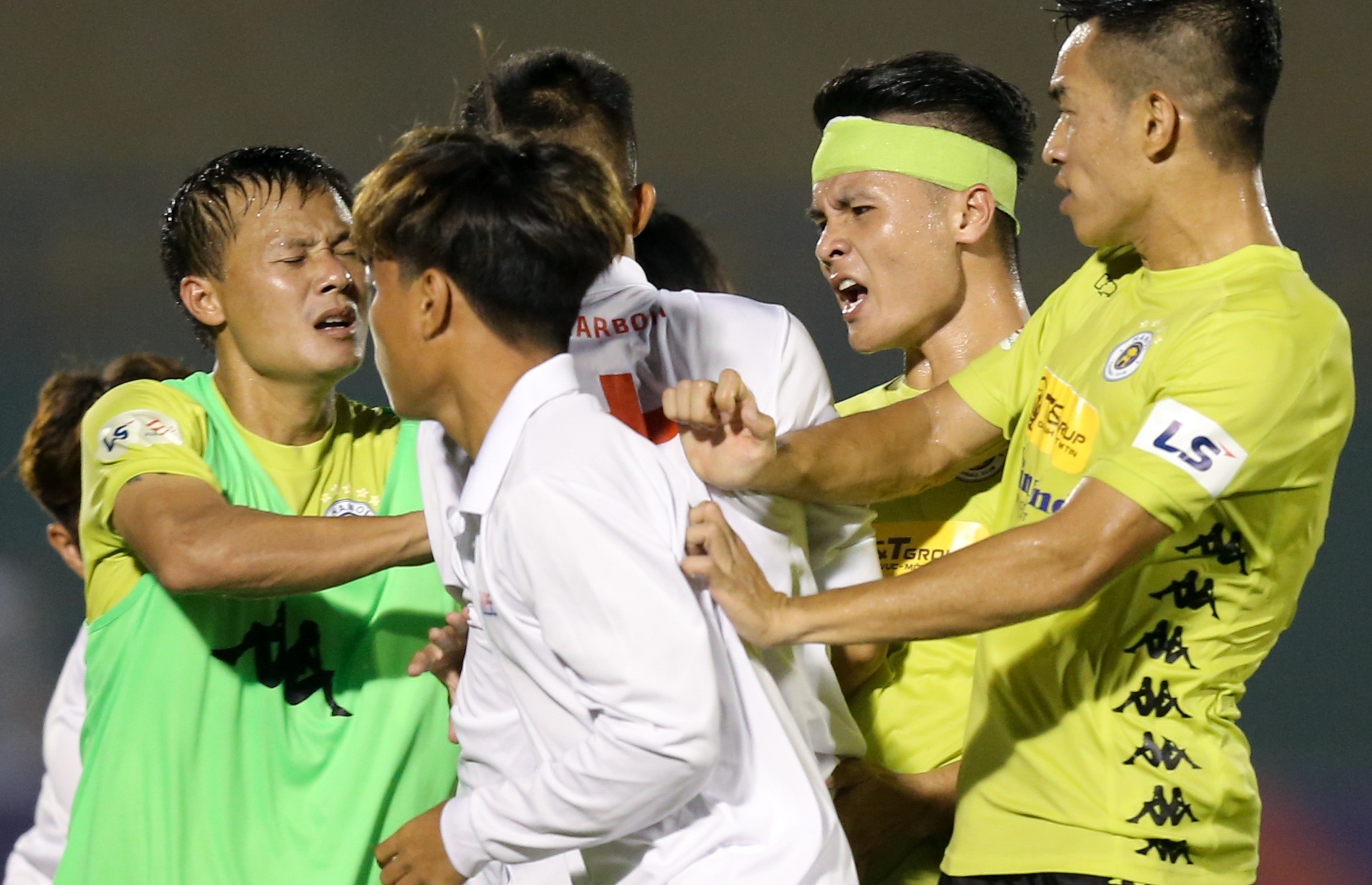 Quang Hai noi nong voi doi khieng cang hinh anh