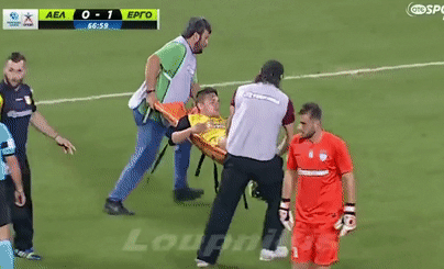 Nhung pha khieng cang tai hai trong bong da hinh anh