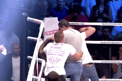 Vo si bi CDV danh hoi dong sau pha knock-out tranh cai hinh anh