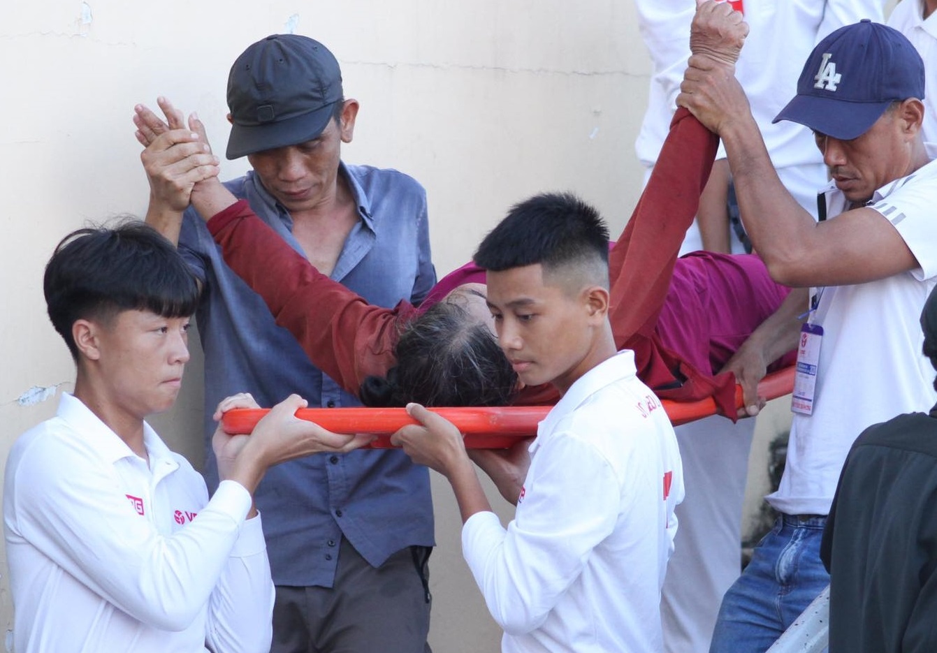 Nu CDV nhap vien khi theo doi tran dau tai V.League hinh anh