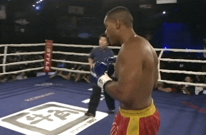 Cu bay nguoi tung cuoc ngoan muc tren san kickboxing hinh anh