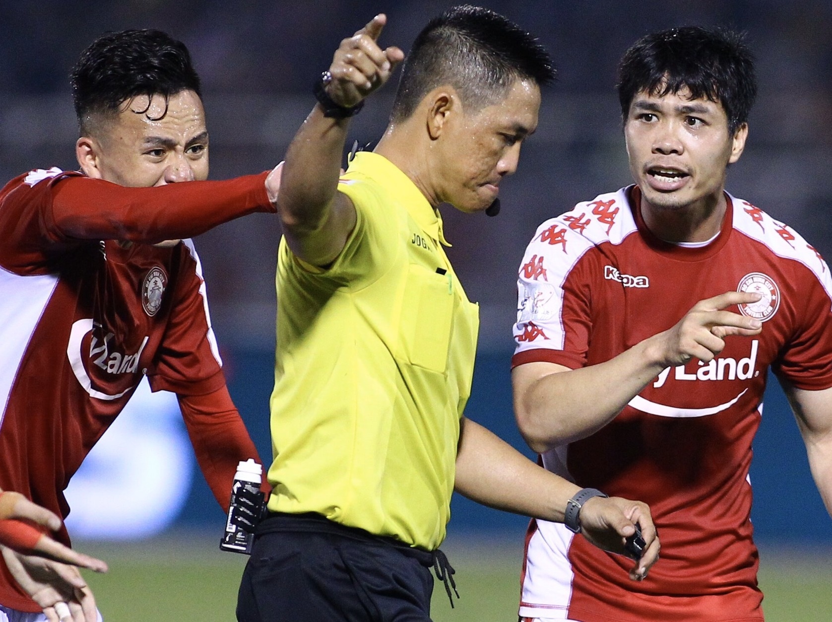 Cong Phuong doi 2 qua penalty cho CLB TP.HCM hinh anh