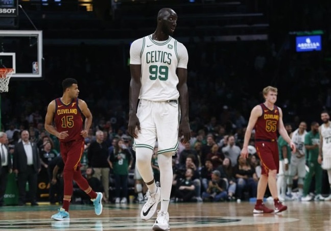 VDV bong ro cao 2,26 m khien doi thu tro nen nho be hinh anh