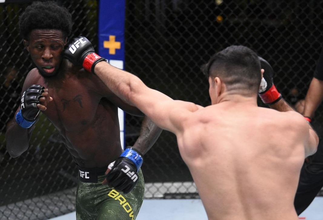 Pha len goi uy luc trong chien thang knock-out o UFC hinh anh