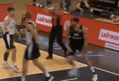 Pha dung cui cho danh doi thu do guc tren san bong ro hinh anh