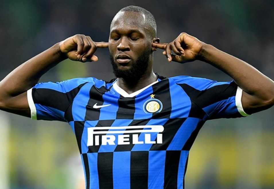 Lukaku lap ky tich sanh ngang Ronaldo 'beo' hinh anh