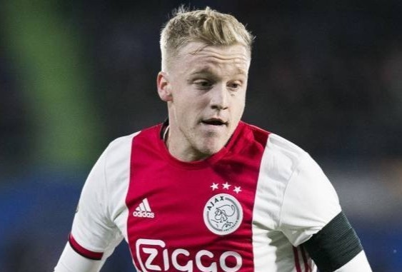 Barca va MU tranh gianh tien ve Van de Beek hinh anh