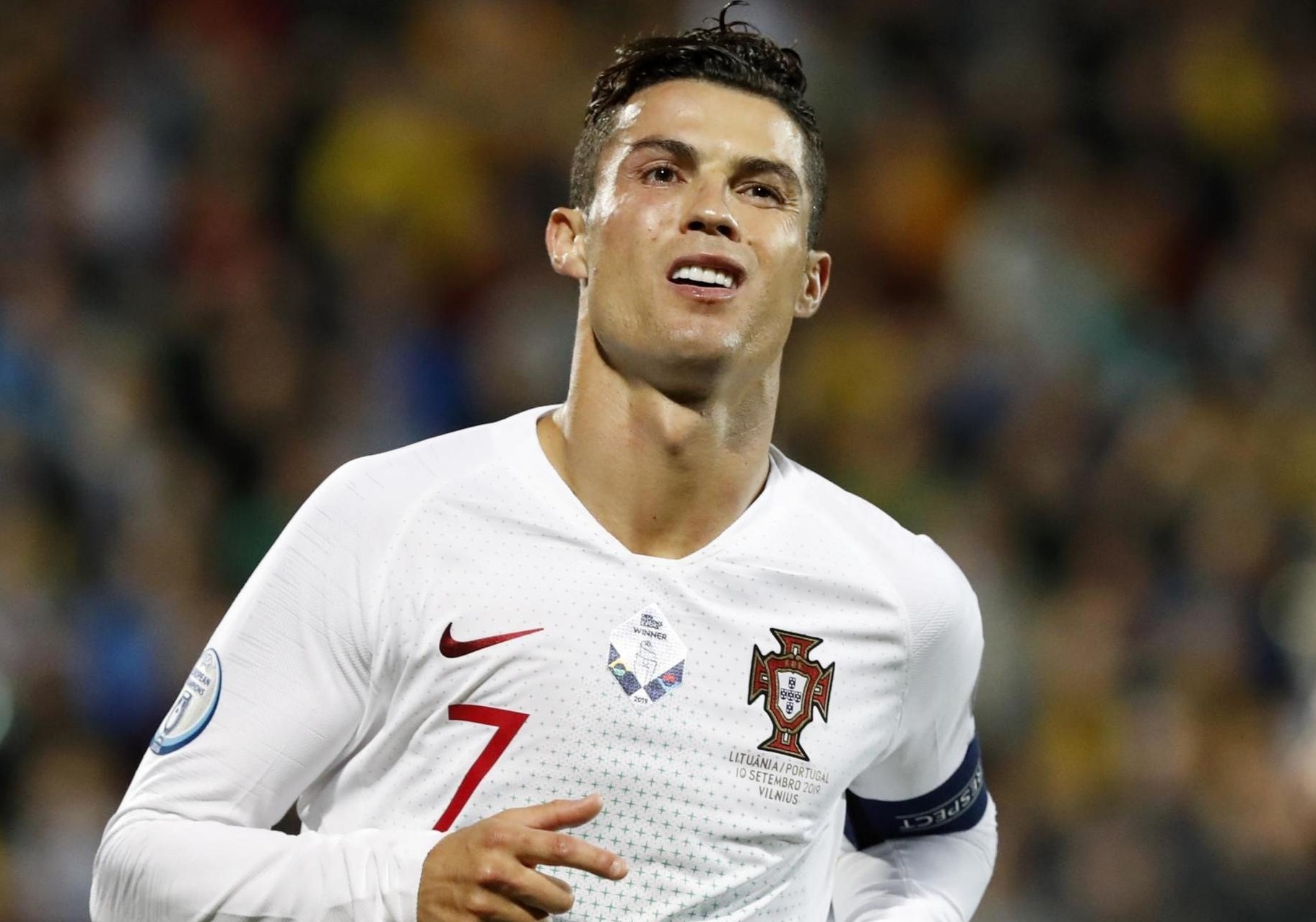 Ronaldo bi nhac nho vi thao khau trang hinh anh