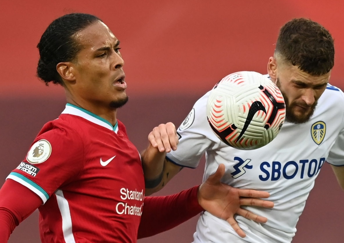 Van Dijk tra gia khi chuyen vao chan doi thu hinh anh