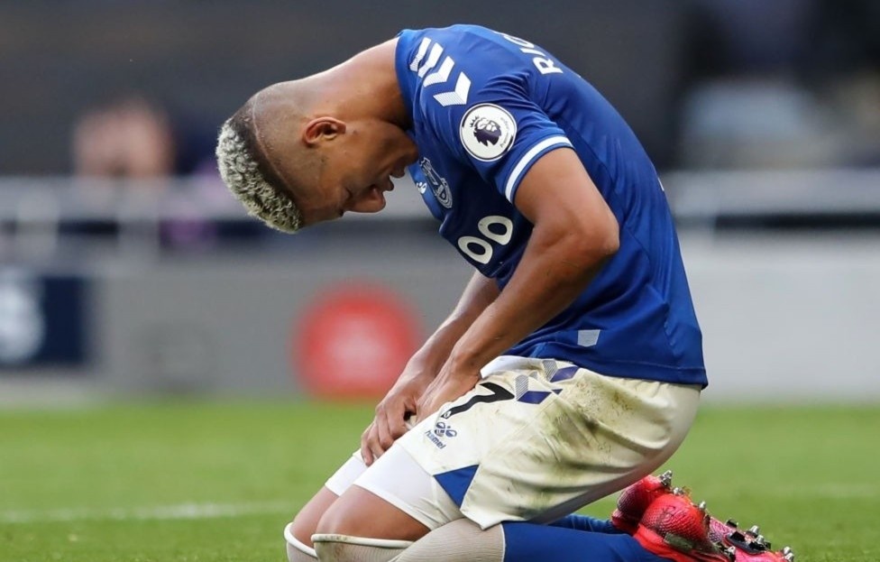 Tien dao Everton re bong qua thu mon va sut ra ngoai hinh anh