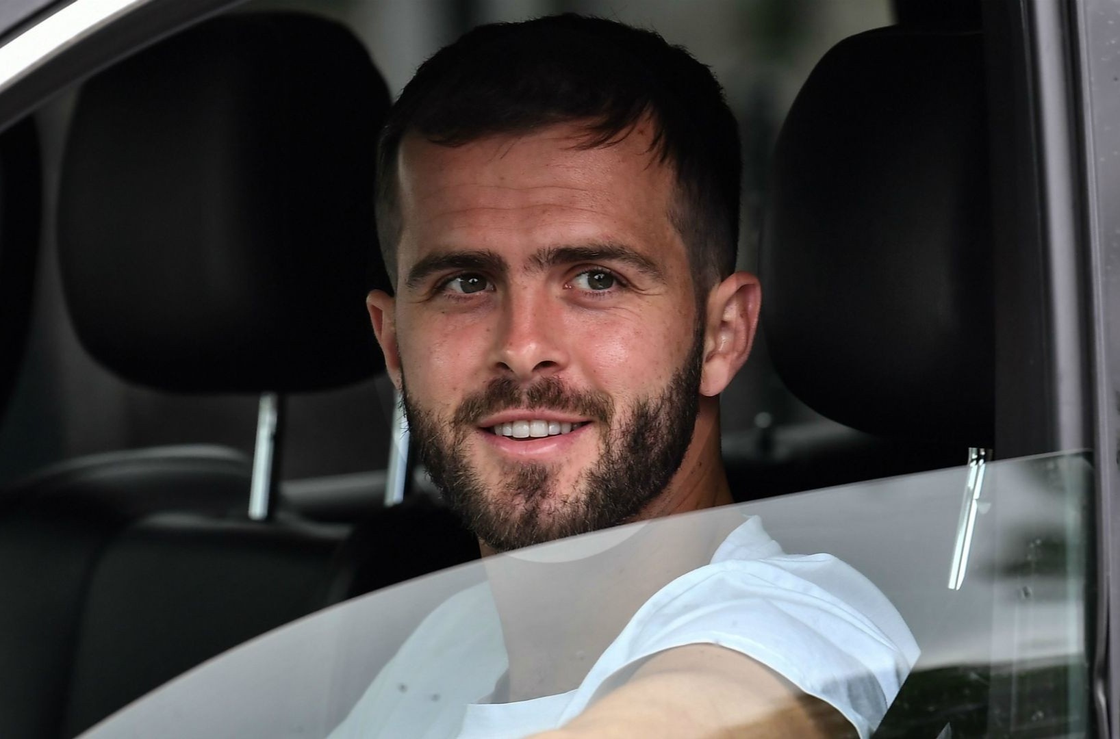 Pjanic tiep quan so ao cua Andres Iniesta tai Barca hinh anh