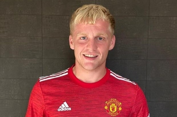 HLV Solskjaer noi ve co hoi ra san cua Van de Beek hinh anh