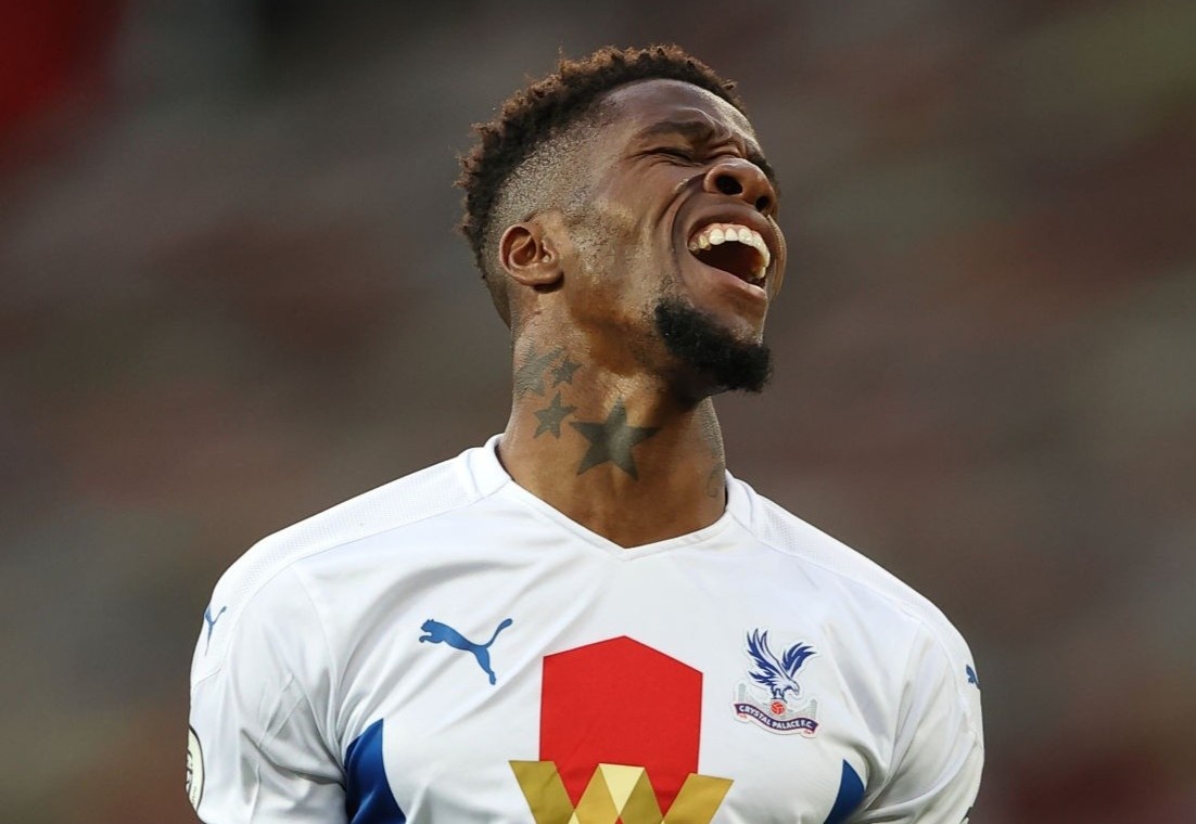 Zaha ghi 2 ban vao luoi doi bong cu Man United hinh anh