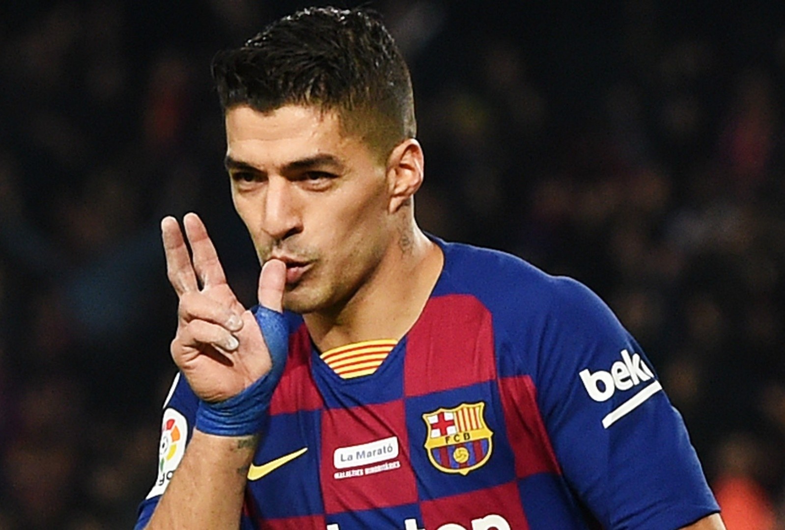 Barca tri an Suarez hinh anh