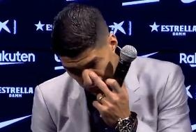 Khoanh khac Suarez roi nuoc mat trong ngay roi Barca hinh anh