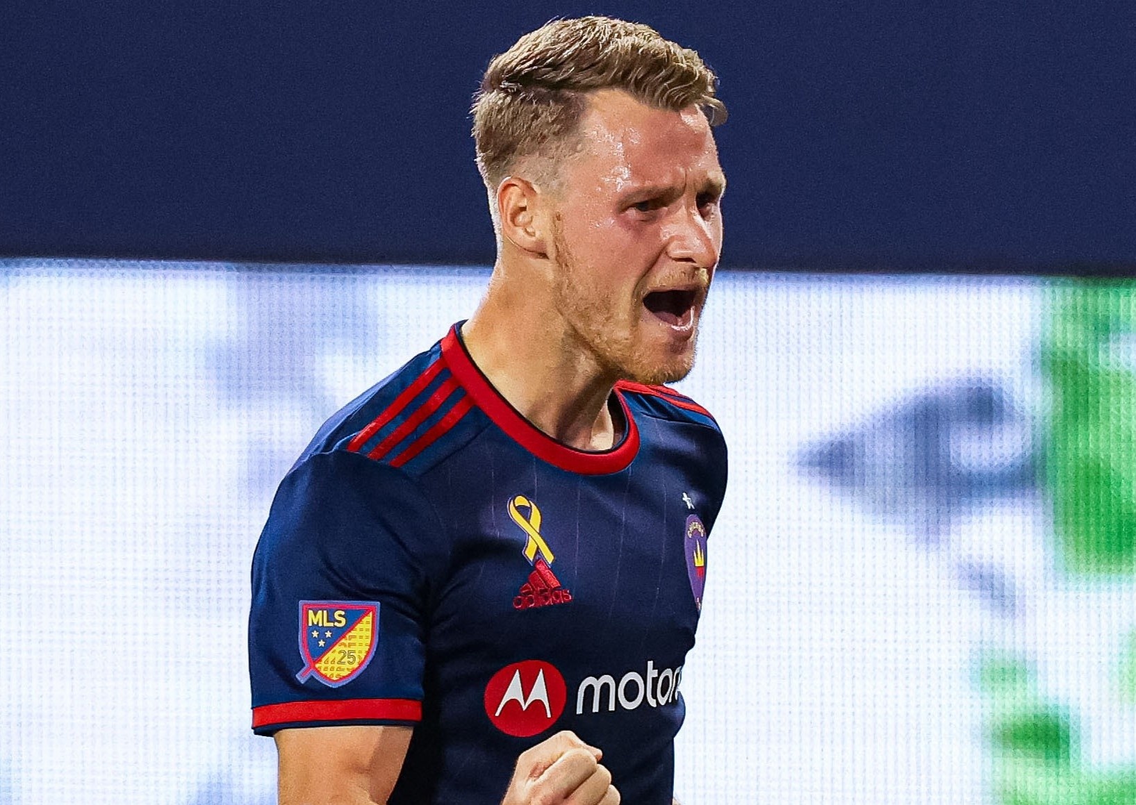 Pha solo vuot 3 cau thu tu san nha de ghi ban hinh anh