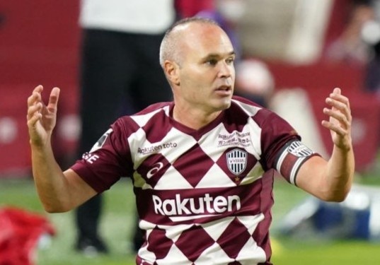 Iniesta kien tao ban thang tu san nha hinh anh