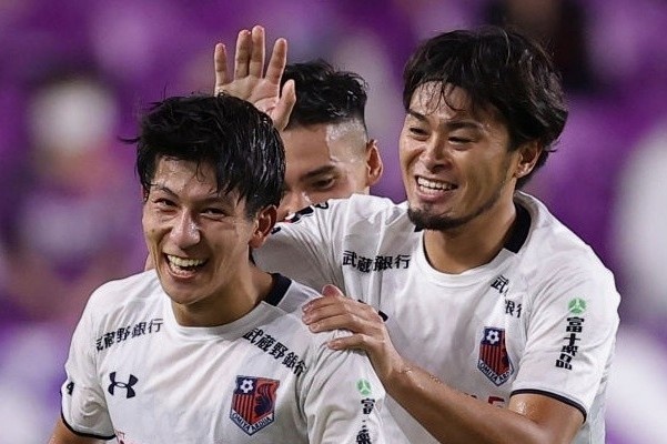 Cu sut thanh ban tu giua san o Nhat Ban hinh anh