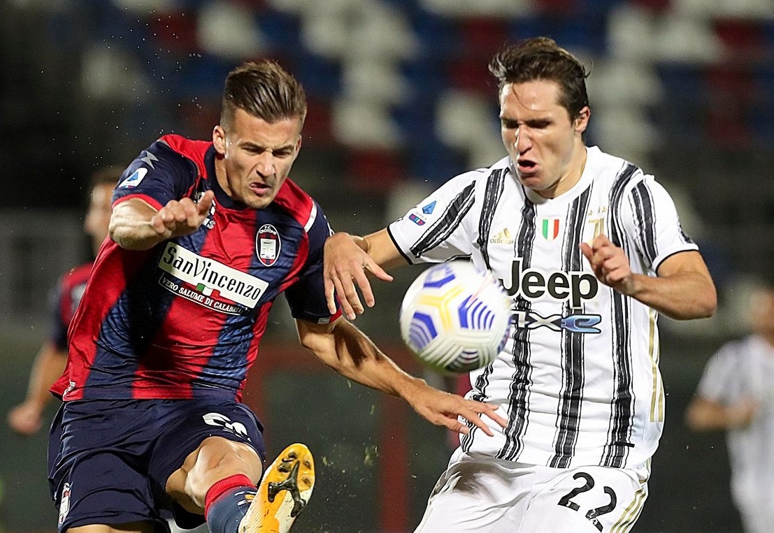 Tan binh Juventus bi duoi trong tran ra mat hinh anh