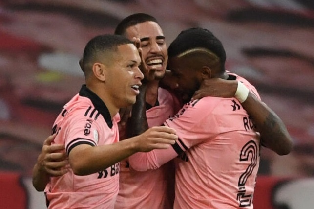 Cu dat long khien thu mon dung chon chan hinh anh