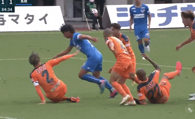 Pha solo giua vong vay 4 cau thu va ghi ban o Nhat Ban hinh anh