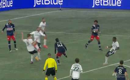 Lee Nguyen solo qua 3 cau thu trong vong cam hinh anh