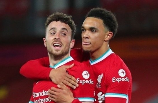 Liverpool ap sat Everton sau tran thang nguoc hinh anh