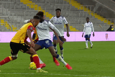 Pha solo qua 3 cau thu de ghi ban o Ligue 1 hinh anh