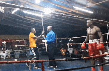 Man hon chien tren vo dai sau khi HLV bi danh hinh anh