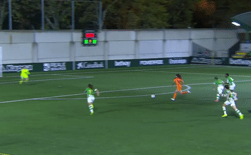 Pha solo loai 3 cau thu va ghi ban tu san nha hinh anh