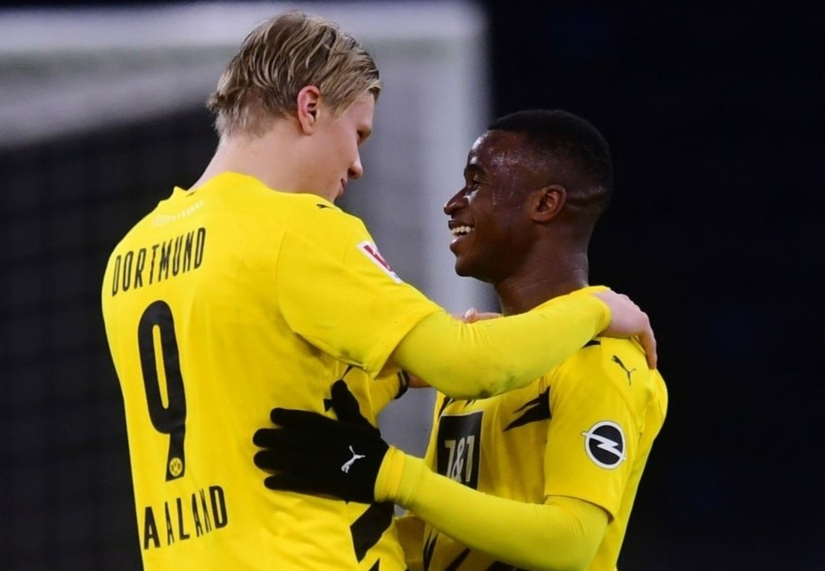 Dortmund gioi thieu cau thu tre nhat lich su Bundesliga hinh anh