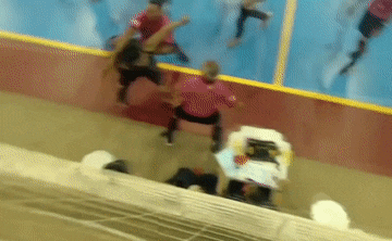 Trong tai dung bao luc voi cau thu futsal tai Brazil hinh anh