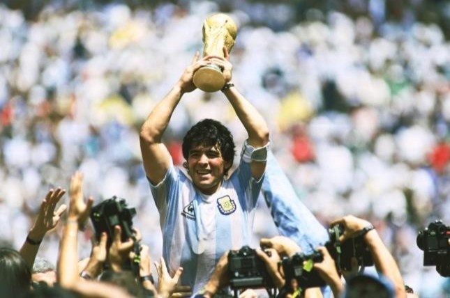 Nguoi ham mo bong da Anh tuong nho Maradona hinh anh