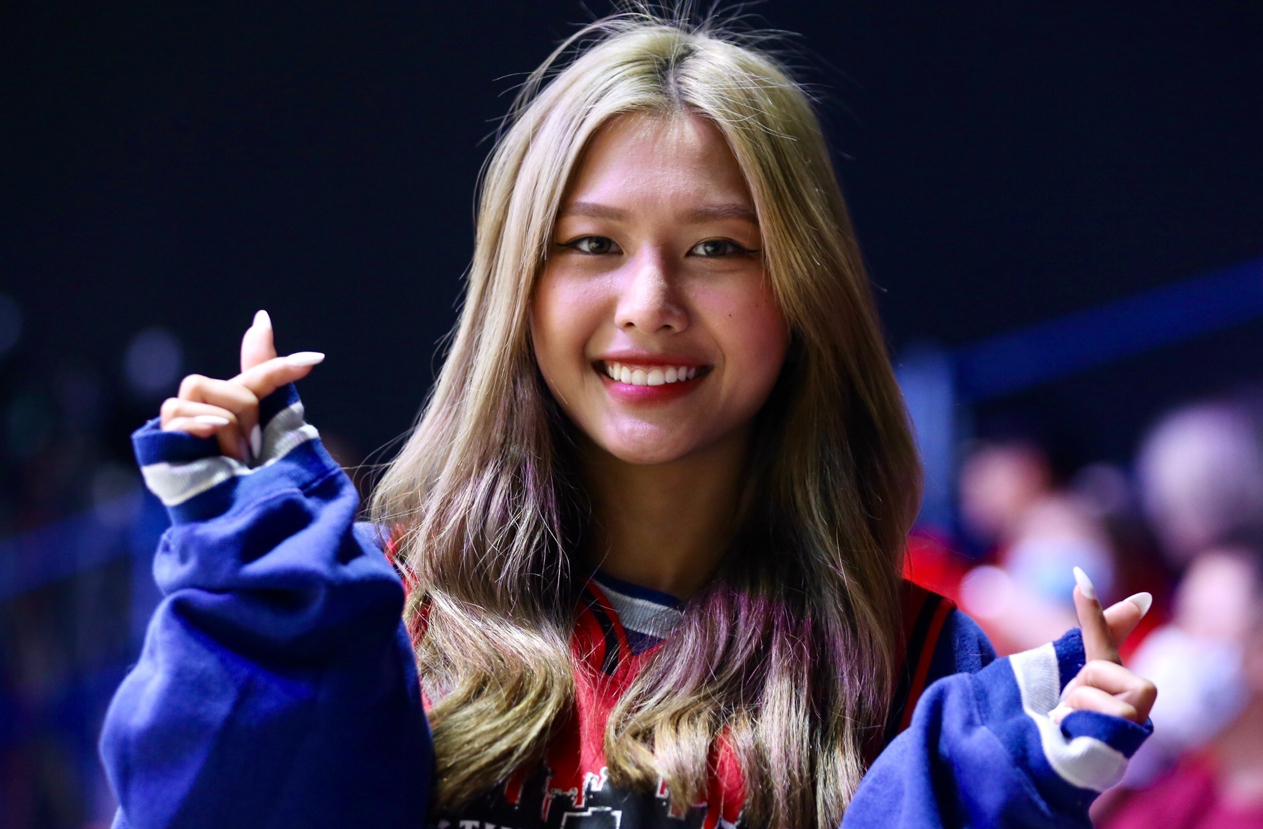 Liz Nguy Thuy Linh tiep lua cho sao Viet kieu o VBA hinh anh