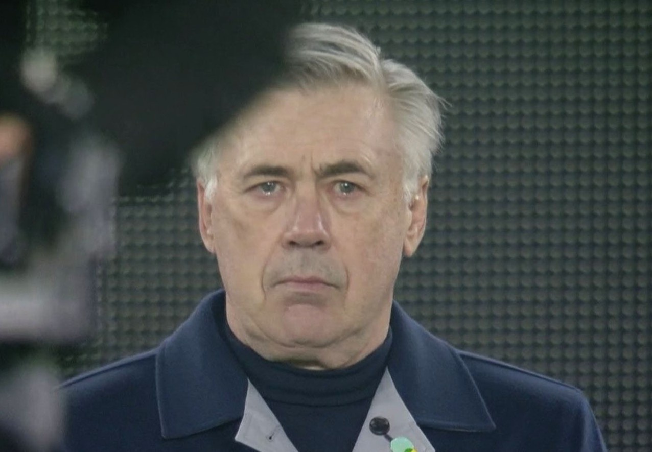 HLV Ancelotti roi nuoc mat khi tuong nho Diego Maradona hinh anh